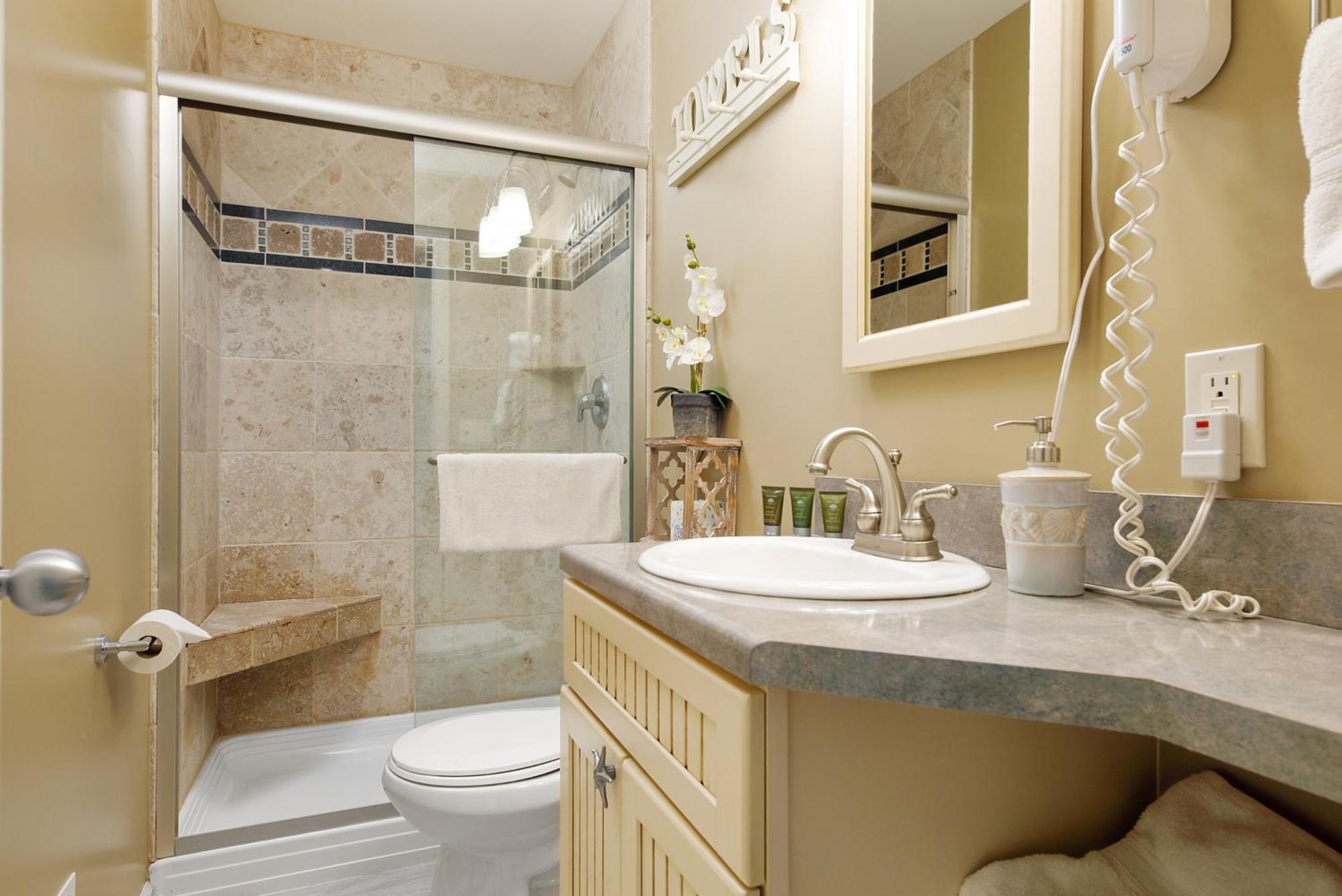 Gorgeous 2 Bedroom Lake View Condo Traverse City Exterior photo